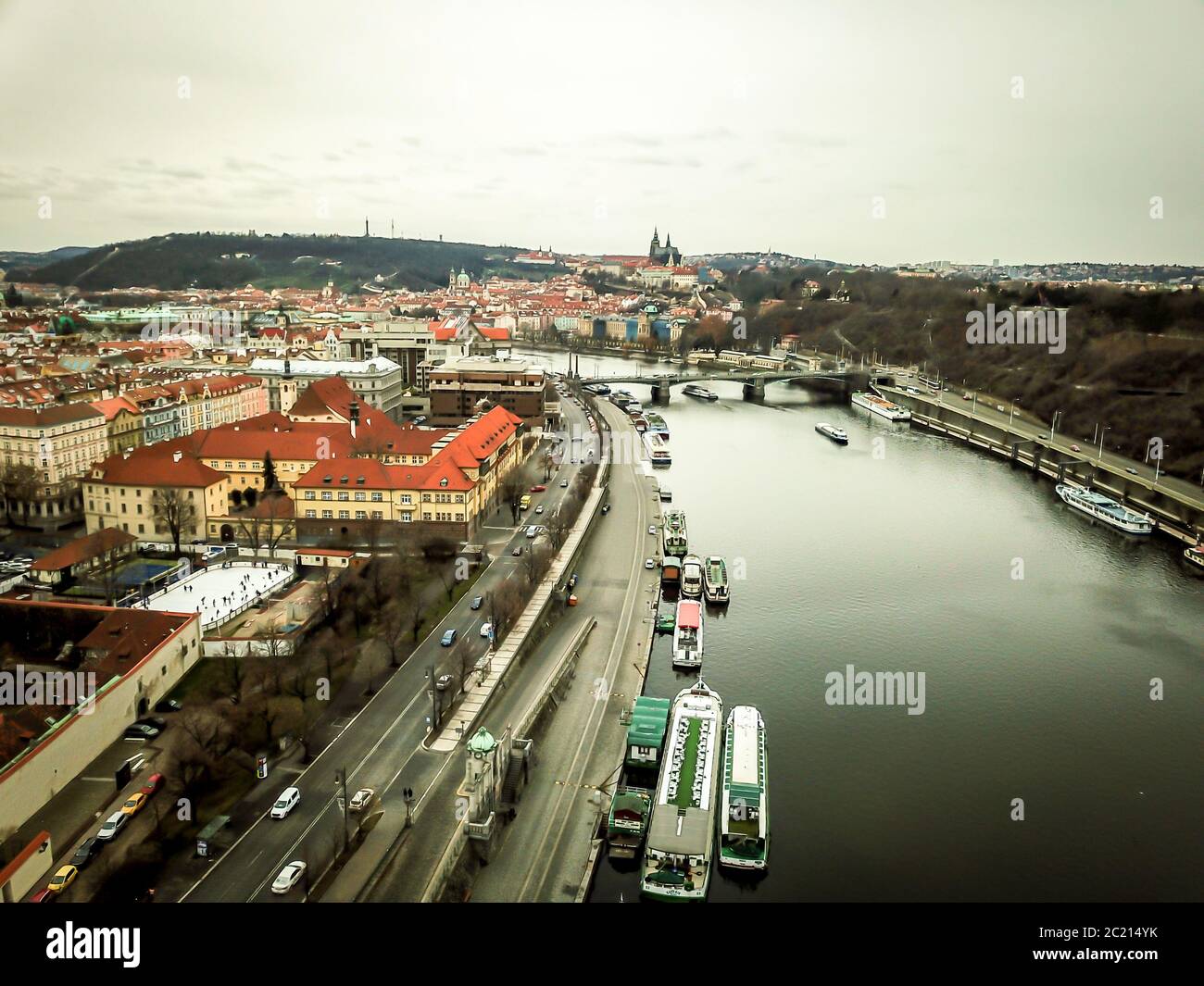 Barche sul fiume Moldava a praga Foto Stock