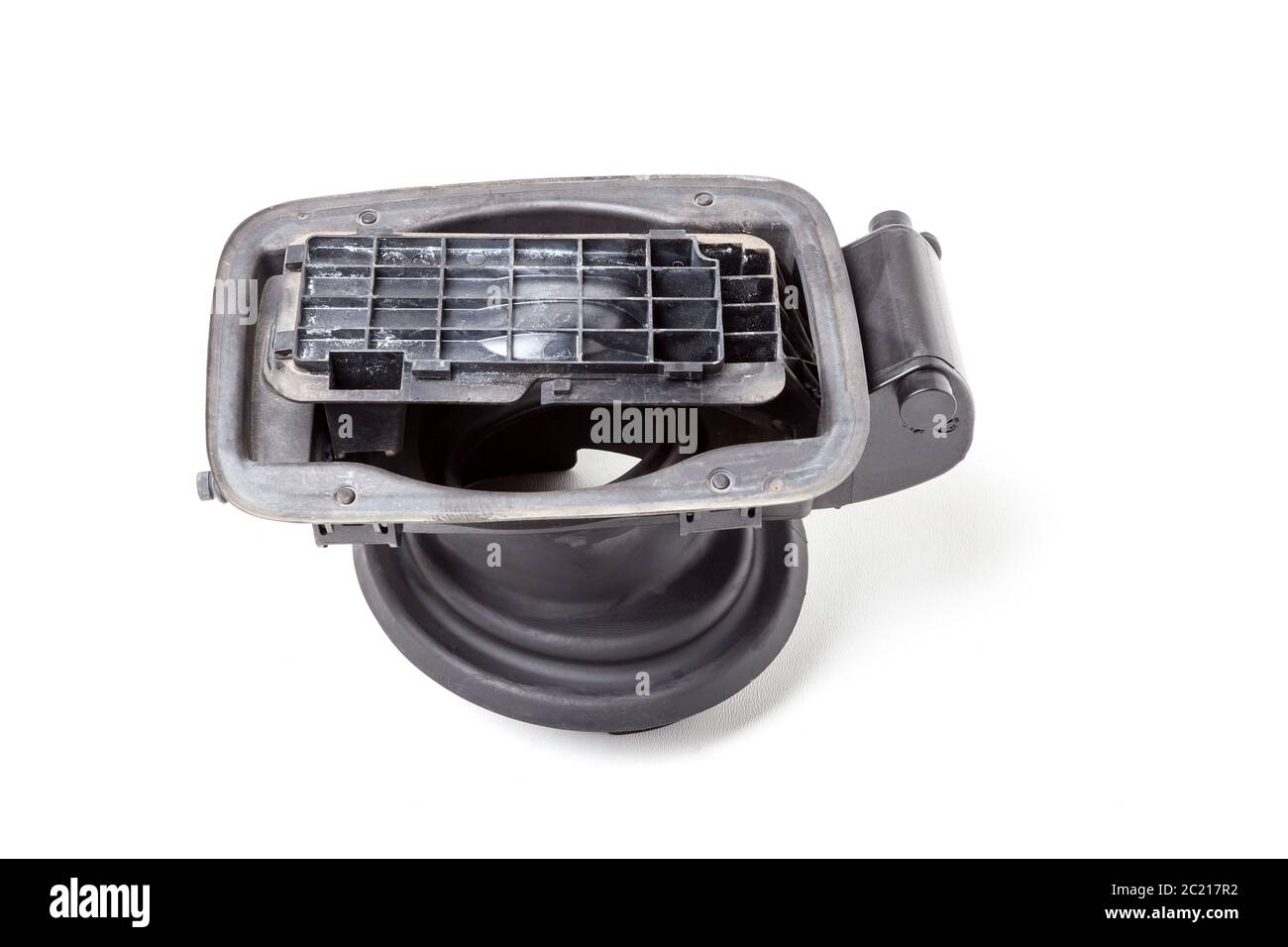 Il pezzo di ricambio rimosso dalla vettura su fondo bianco isolato è un meccanismo in plastica nera per lo sportellino del carburante per la sostituzione e la riparazione. S Foto Stock