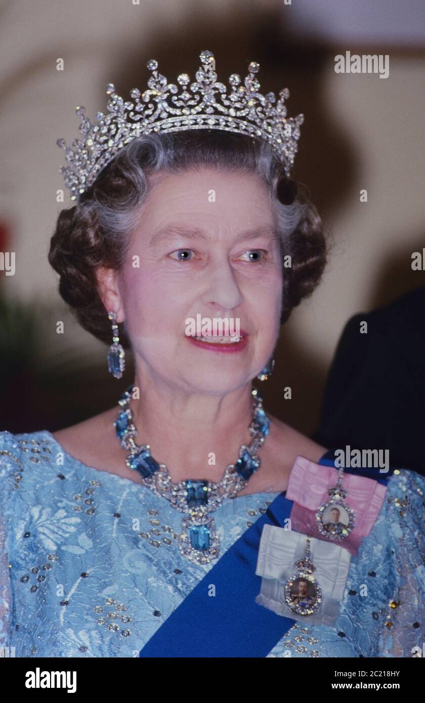 Sua Maestà la Regina Elisabetta II che indossa la piena abito da sera tiara e gioielli in una occasione di Stato in Barbados. 1989 Foto Stock