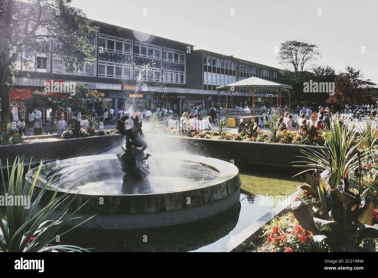 La fontana e il chiosco a banda di Queens Square, Crawley, Sussex, Inghilterra, Regno Unito. Circa anni '80 Foto Stock