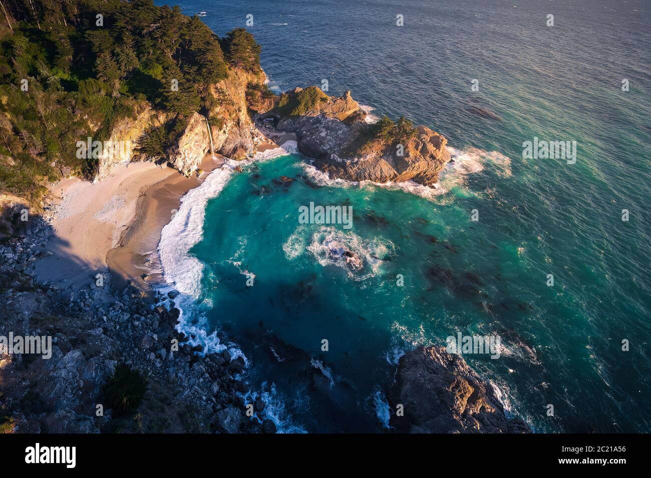 Vista aerea delle cascate McWay e Cove Beach a Big sur, California. McWay Falls è una cascata di 80 metri che scorre direttamente nell'oceano Pacifico a Ju Foto Stock