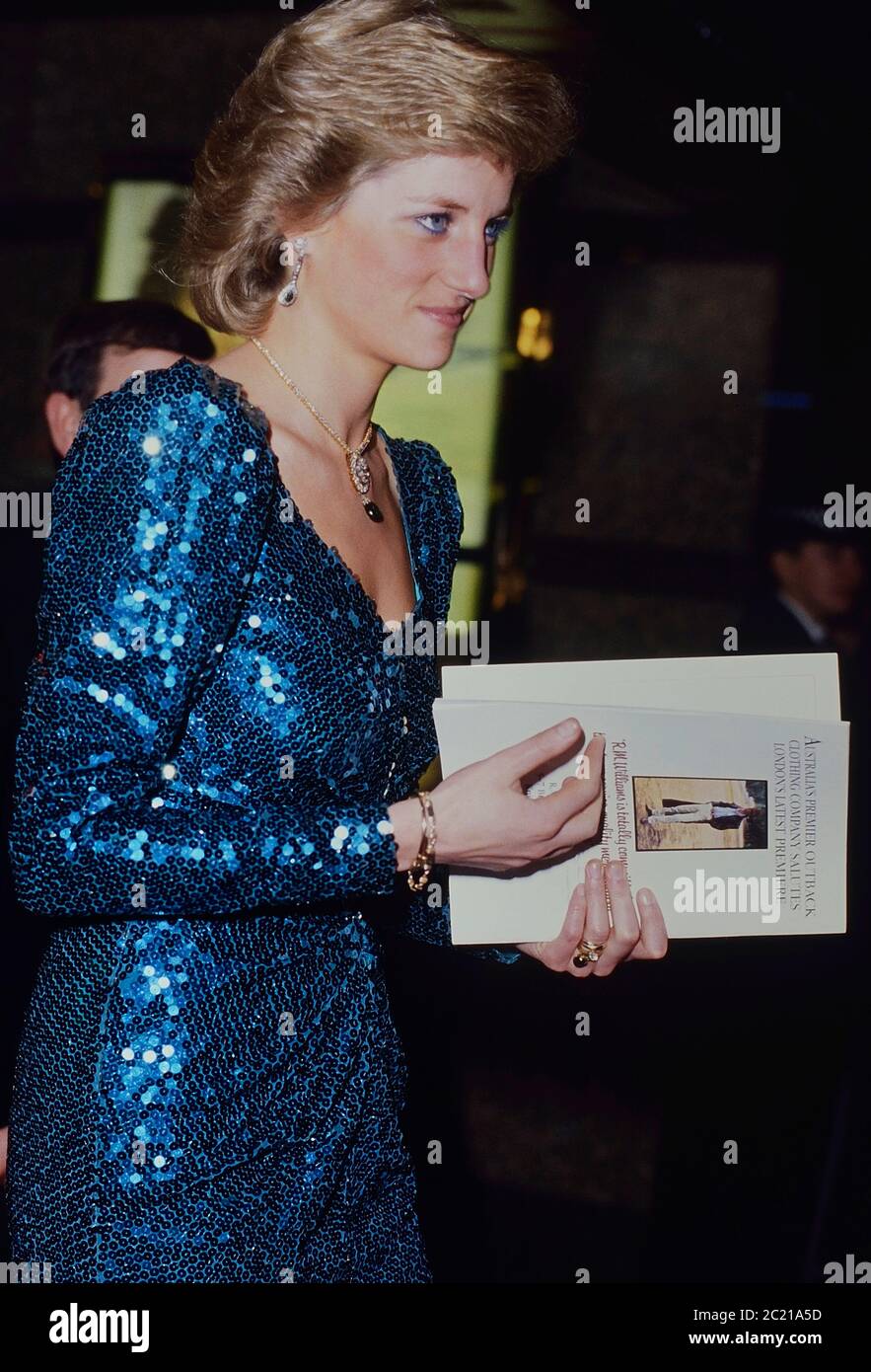 Diana, Principessa del Galles, partecipa alla prima di 'Shirley Valentine' all'Empire Cinema, Leicester Square, indossando la sua iconica abito da sera verde mare. Londra, Inghilterra. REGNO UNITO. 1 ottobre 1989 Foto Stock