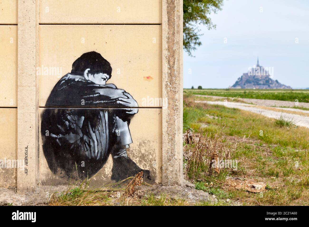 Pontorson, Francia - 03 2020 giugno: Graffiti di un bambino che guarda l'artista di strada di Mont Saint-Michel Jef aerosol. Foto Stock
