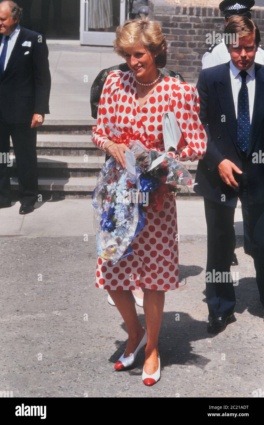 Diana, Principessa del Galles Visita al Royal College of Art accompagnata dal bodyguard Ken Wharfe. Londra. 21 luglio 1989 Foto Stock
