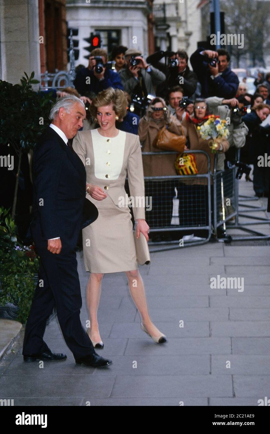 DIANA , PRINCIPESSA DEL GALLES COME PATRONA, ASSISTE IL PRANZO DI INDUSTRIA E COMMERCIO INVECCHIATO A CLARIDGES A LONDRA, REGNO UNITO. 4 aprile 1989. Foto Stock