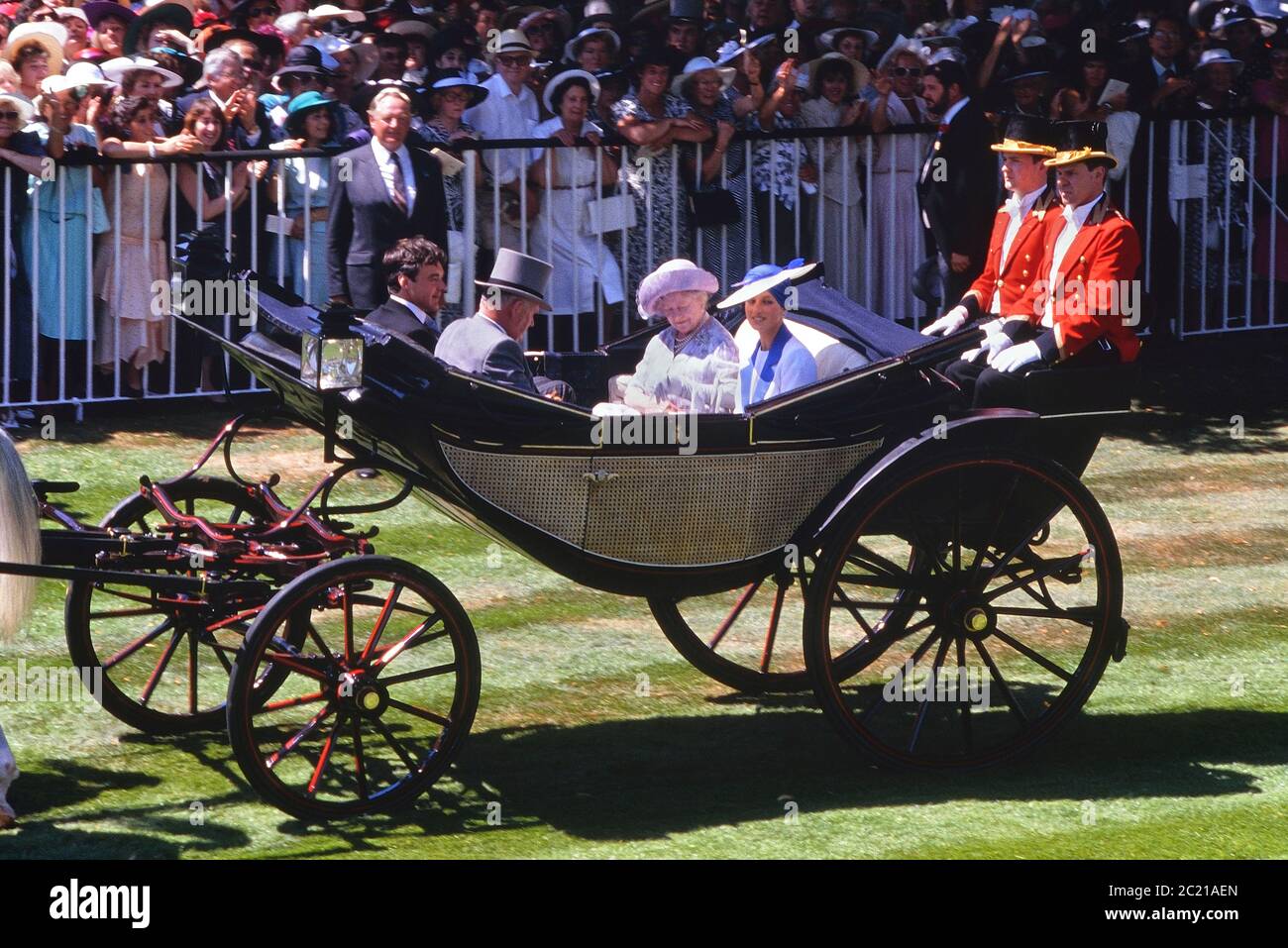 La Regina Madre e la Principessa Diana del Galles arrivano a cavallo in carrozza per le regate Royal Ascot, Berkshire, Inghilterra, Regno Unito. 1989 Foto Stock