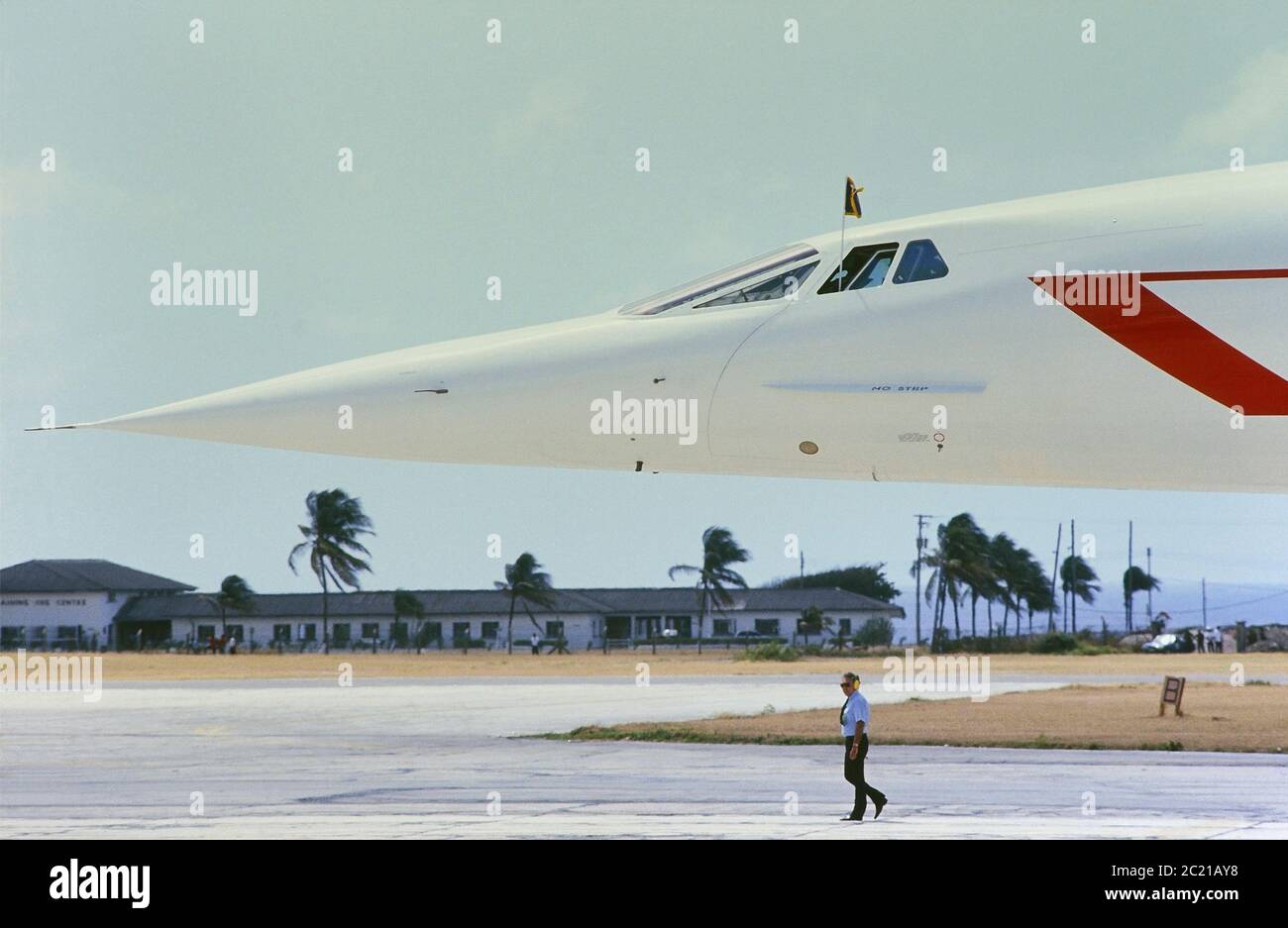 Un Concorde aereo supersonico presso l'Aeroporto Internazionale Grantley Adams dopo battenti la Regina Elisabetta II per Barbados su un royal tour, Caraibi, 1989 Foto Stock