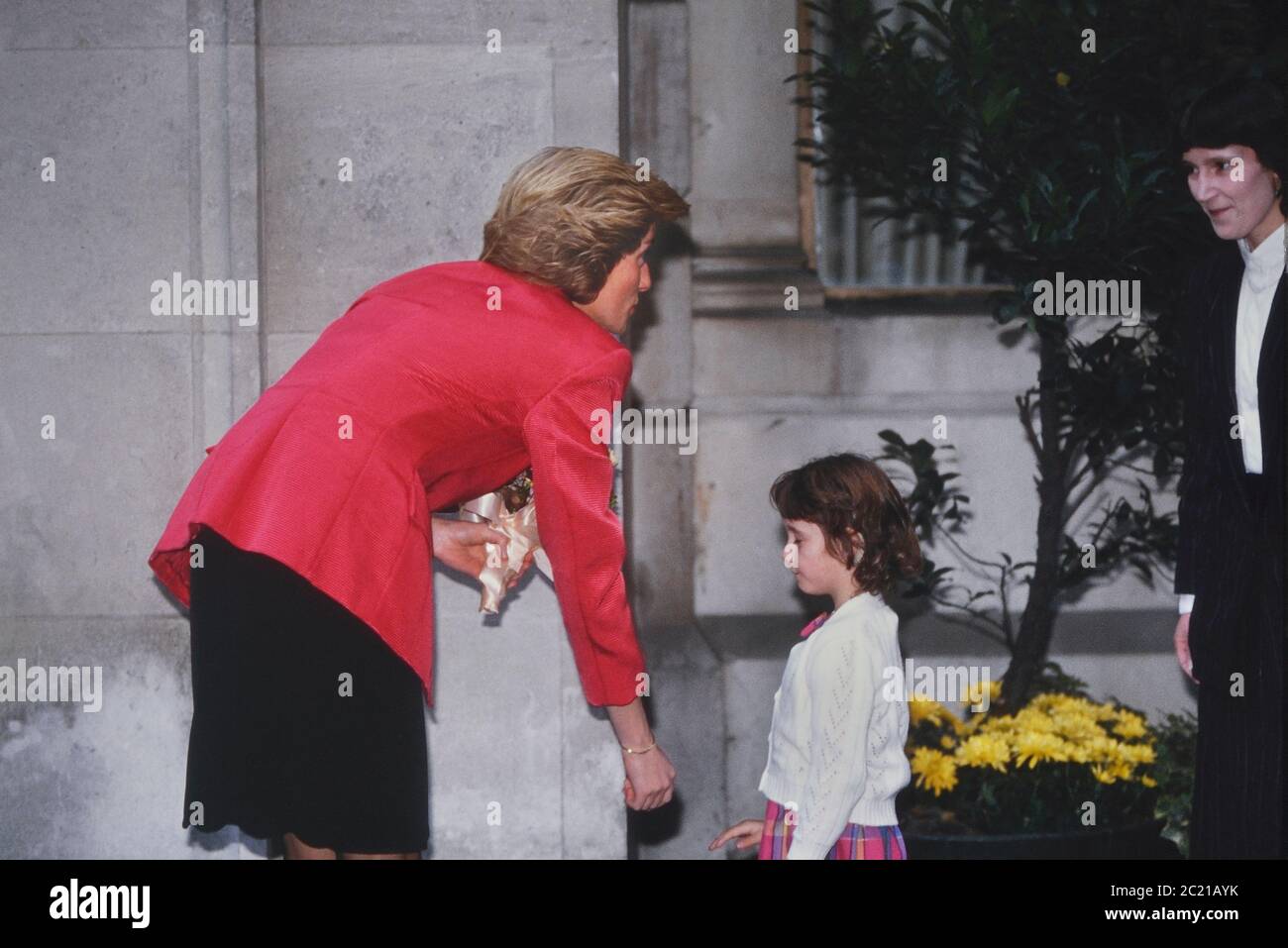 La principessa Diana incontra sordo & ipovedenti 5-year-old Lucy Smith durante una visita al presente premi al lancio di sordi Accord, Grocers Hall di Londra in aiuto della British Deaf Association 16 Novembre 1988 Foto Stock