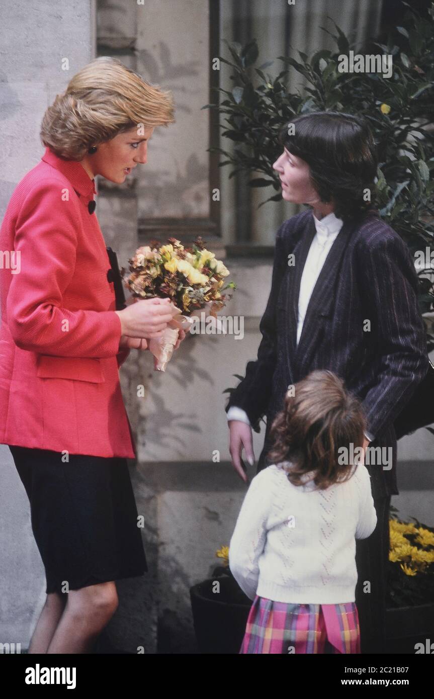 La principessa Diana incontra sordo & ipovedenti 5-year-old Lucy Smith durante una visita al presente premi al lancio di sordi Accord, Grocers Hall di Londra in aiuto della British Deaf Association 16 Novembre 1988 Foto Stock