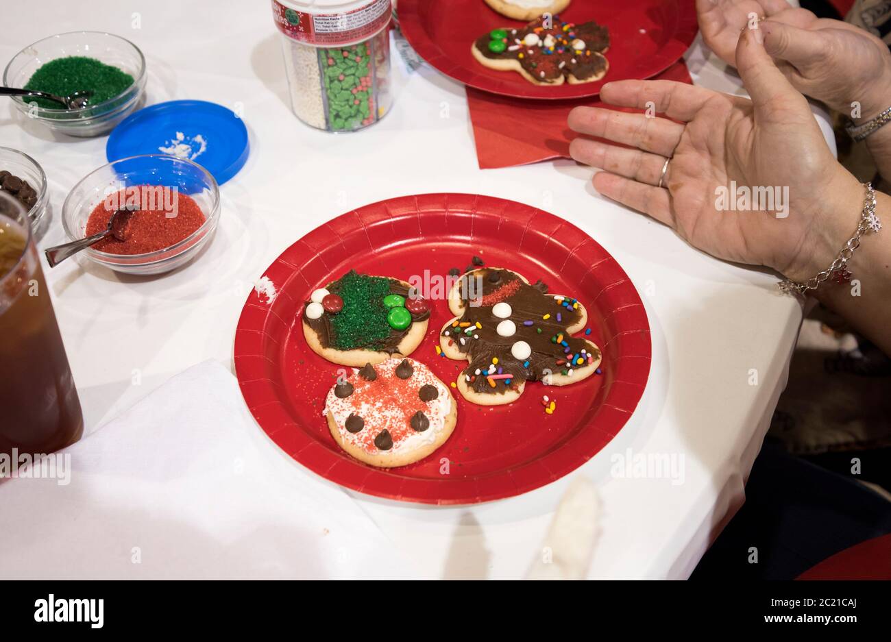 Decorazione di biscotti di Natale ad un raduno delle Signore in chiesa. Foto Stock