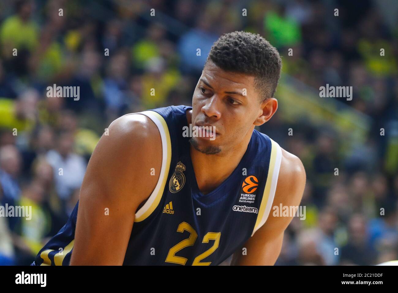 ISTANBUL / TURCHIA - 20 FEBBRAIO 2020: Walter Tavares durante la partita di basket Eurolega 2019-20 Round 24 tra Fenerbahce e Real Madrid all'Ulker Sports Arena. Foto Stock