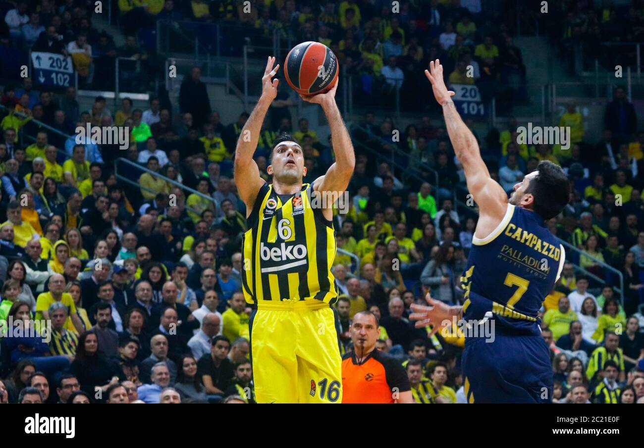 ISTANBUL / TURCHIA - 20 FEBBRAIO 2020: Kostas Sloukas e Facundo Campazzo durante la partita di basket Eurolega 2019-20 Round 24 tra Fenerbahce e Real Madrid all'Ulker Sports Arena. Foto Stock