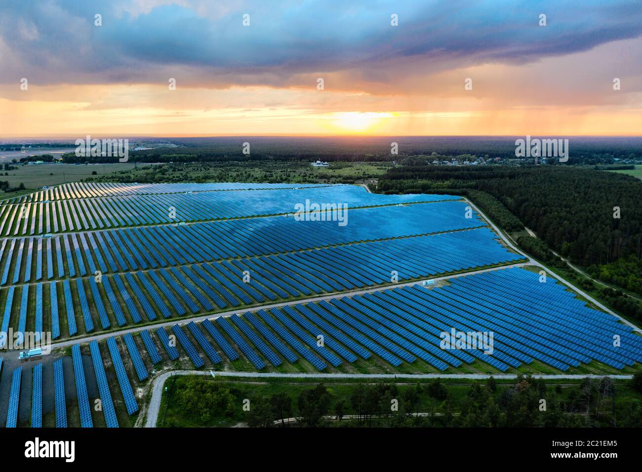 Centrale solare, vista aerea al tramonto Foto Stock