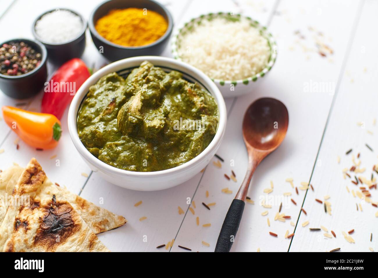 Curry tradizionale del pollo del Corai dell'India del Sud con la menta e il coriandolo Foto Stock