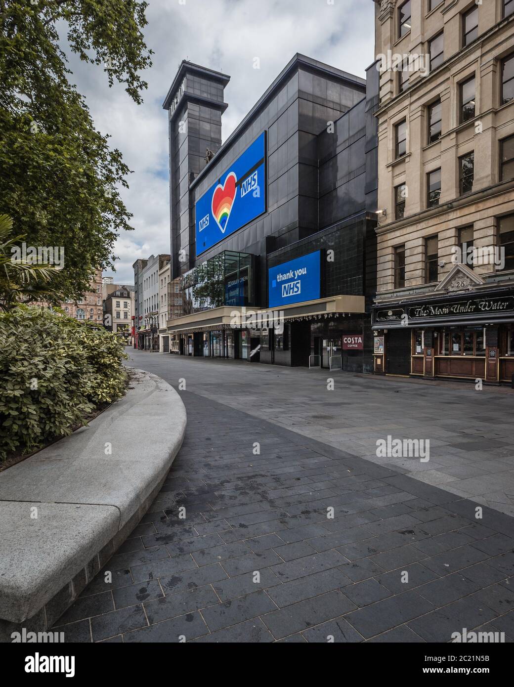 Normalmente inzitto di turisti, Leicester Square è praticamente vuota durante la pandemia di blocco a Londra Foto Stock