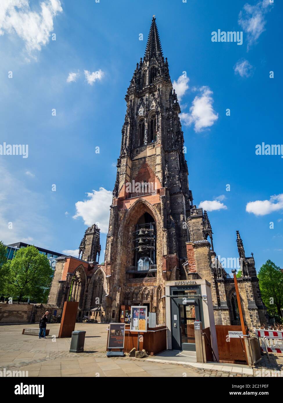 San Nikolai Memorial Hamburg - Nikolaikirche - St Nikolai chiesa fu distrutta dai bombardamenti degli alleati nel 1943, la torre e la cripta trattenuto come un memoriale Foto Stock
