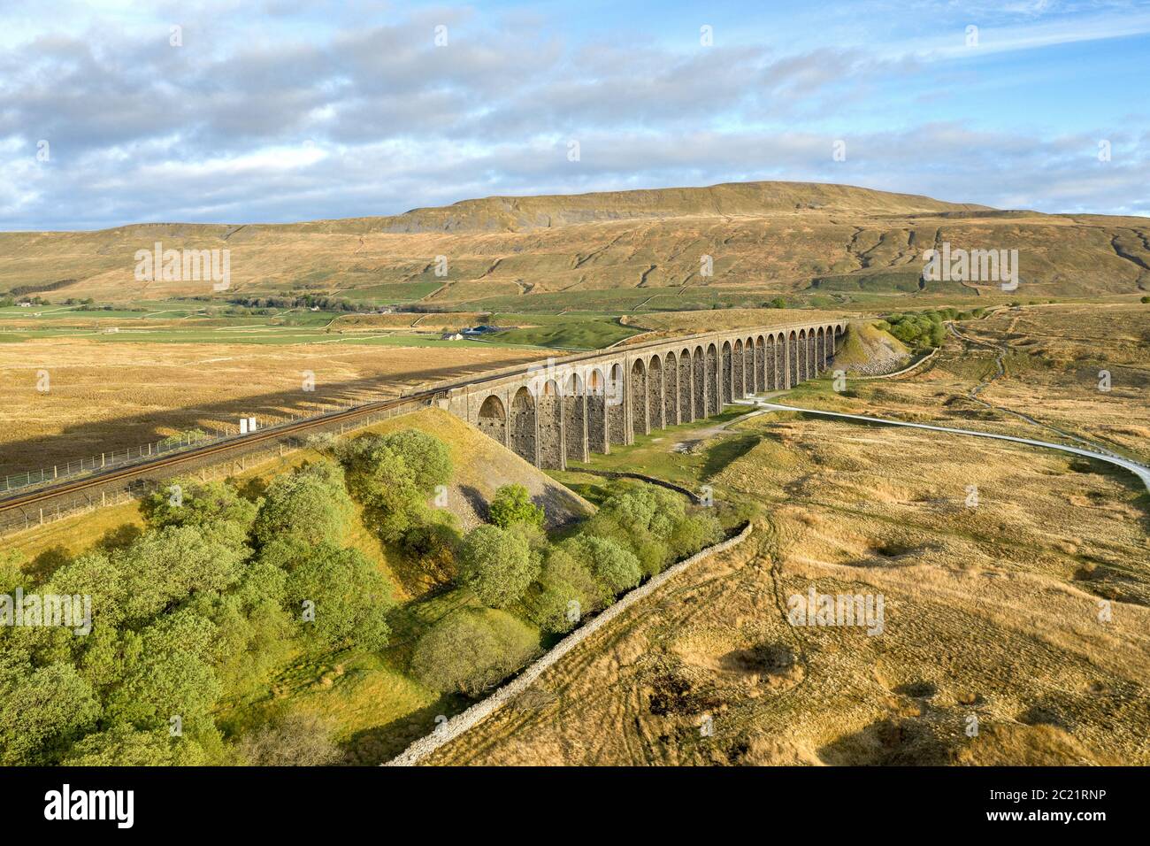 Aereo del Viadotto Ribblehead una struttura classificata di grado II, il Viadotto corre il luogo di insediamento per la linea ferroviaria di Carlisle nel Nord Yorkshire, Inghilterra. Foto Stock