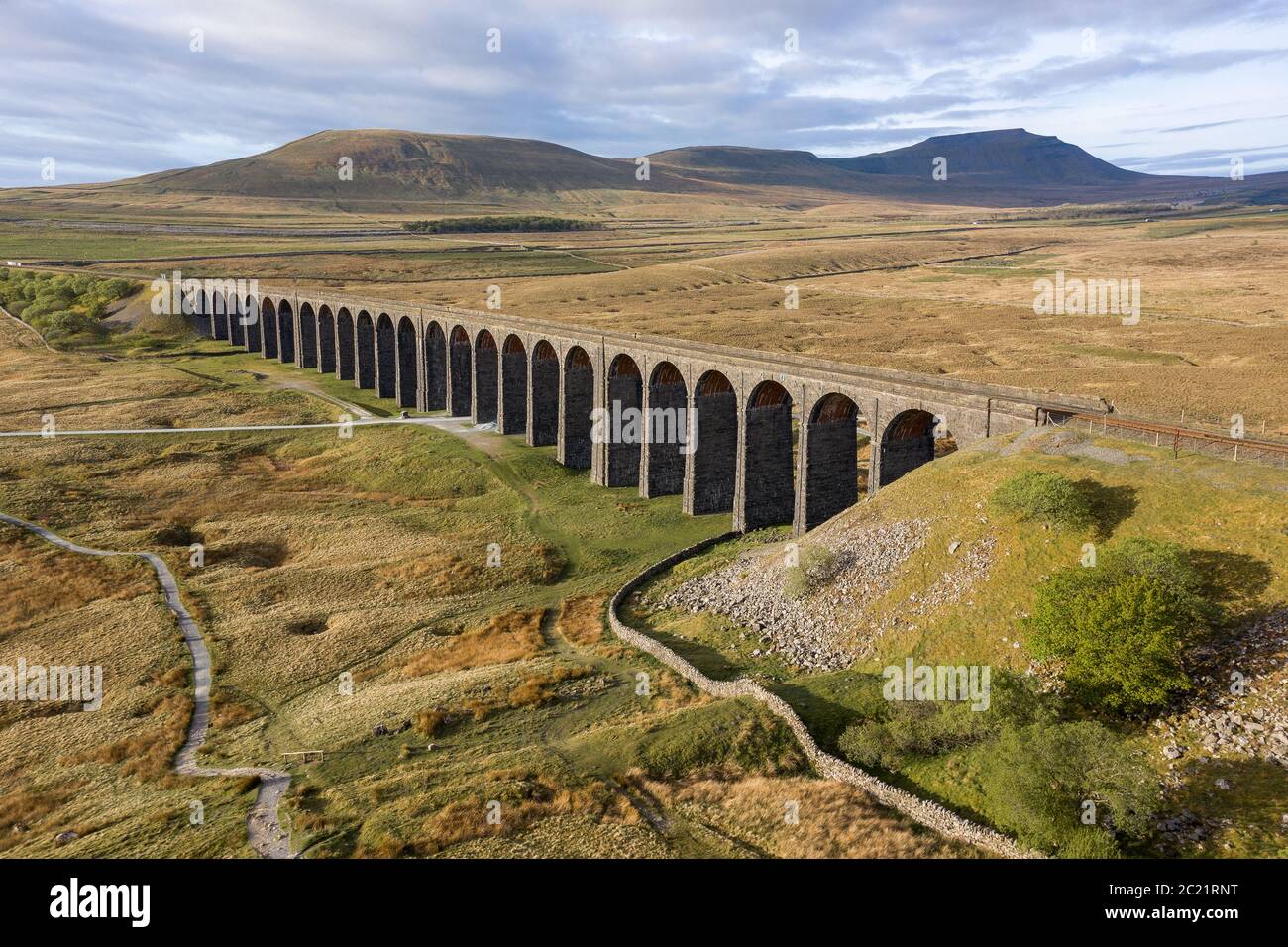 Aereo del Viadotto Ribblehead una struttura classificata di grado II, il Viadotto corre il luogo di insediamento per la linea ferroviaria di Carlisle nel Nord Yorkshire, Inghilterra. Foto Stock