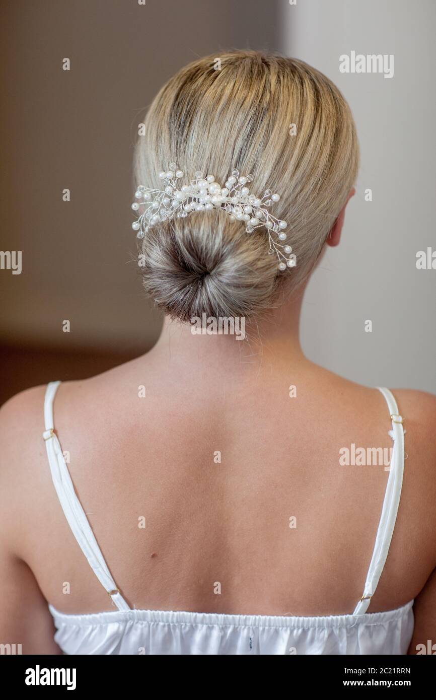 Elegante mazzola da sposa con accessorio perla, foto ritratto Foto Stock