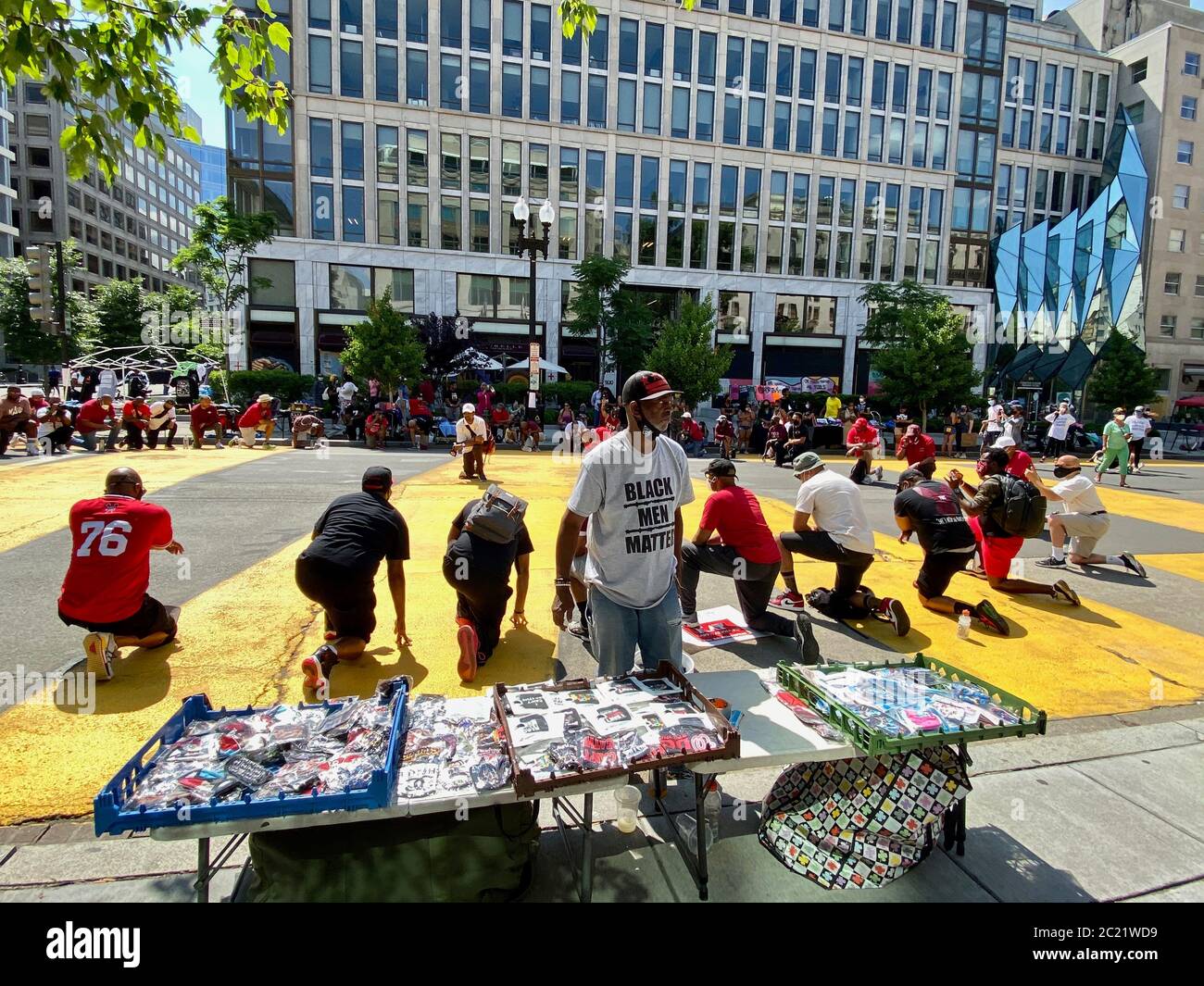 Washington D.C, Distretto di Columbia, USA. 14 Giugno 2020. Kappa Alpha psi, una fraternità, combina la riunione con la protesta, mentre si uniscono ad altri manifestanti arrabbiati celebrare TrumpÃs compleanno sul suo prato anteriore a Lafayette Square, una settimana o più dopo che ha ordinato al suo Servizio Segreto di strappare gas i manifestanti pacifici che stavano esercitando il loro primo emendamento libero di libertà di parola, Dopo l'assassinio di George Floyd davanti alla Casa Bianca. Credit: Amy Katz/ZUMA Wire/Alamy Live News Foto Stock