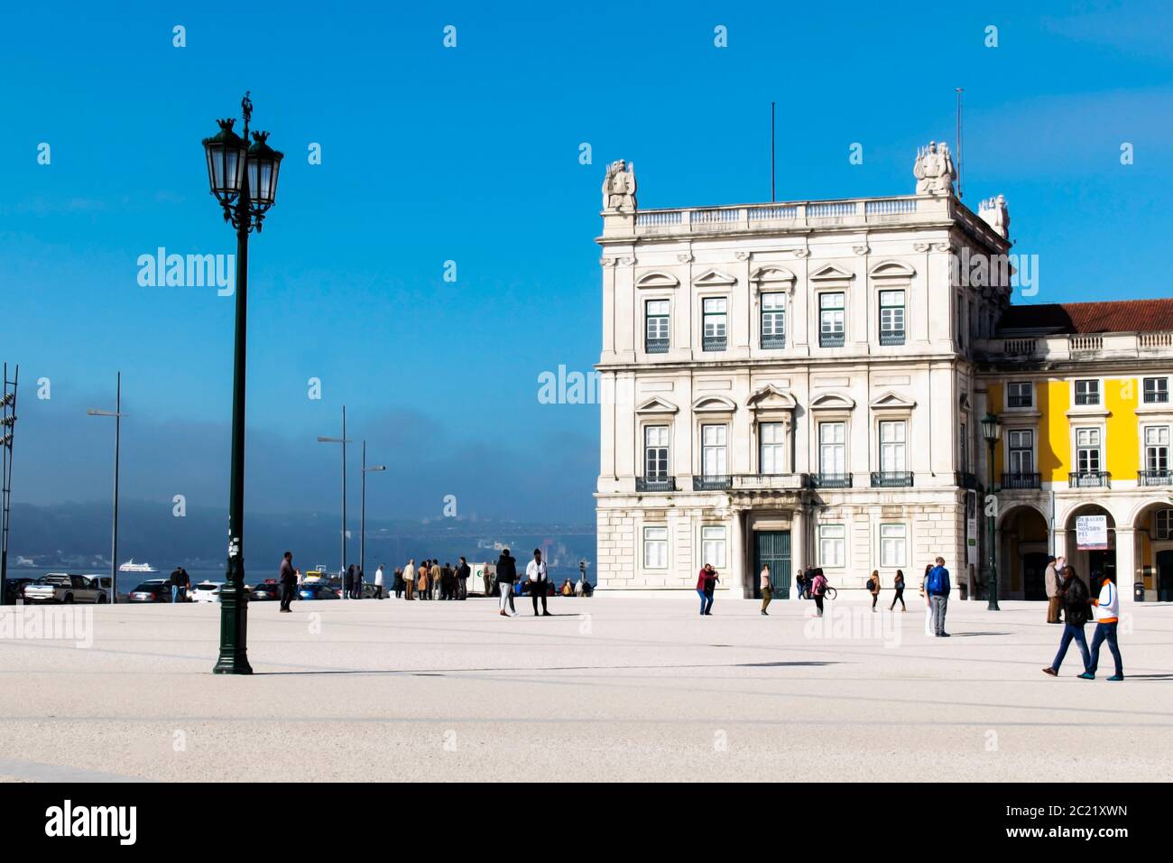 Praça do comercio, con lampada e un vecchio edificio. Attrazione turistica. Foto Stock