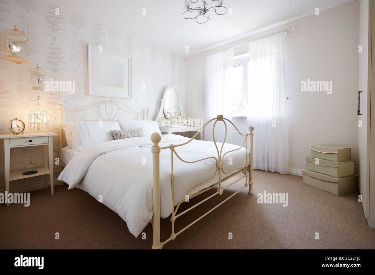 Interno di una camera da letto contemporanea con mobili Foto Stock