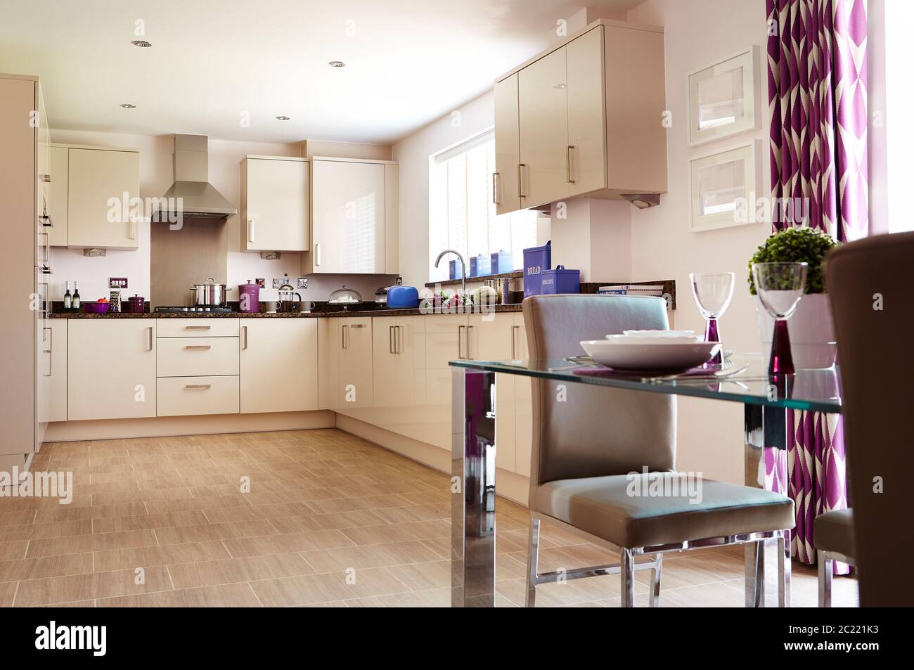 Interni moderni di una grande cucina con mobili modulari di colore bianco Foto Stock