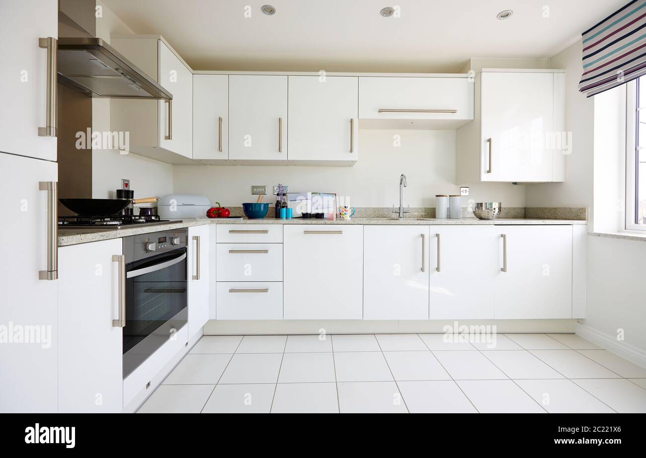 Interni moderni di una grande cucina con mobili modulari di colore bianco Foto Stock