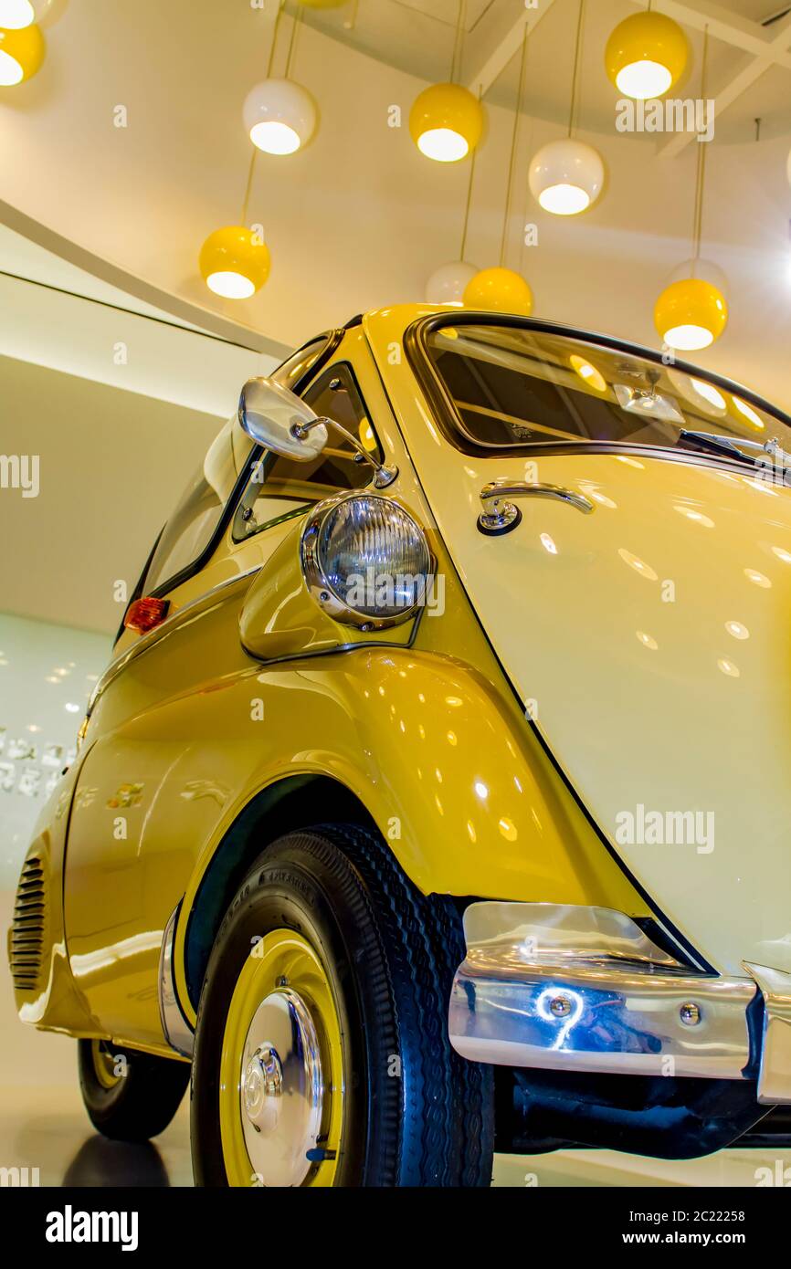 MONACO di BAVIERA, GERMANIA - 27 GIUGNO 2013: Auto BMW Isetta al BMW Welt (BMW World) di Monaco di Baviera, Germania, BMW Welt è una struttura espositiva della BMW AG, situata Foto Stock