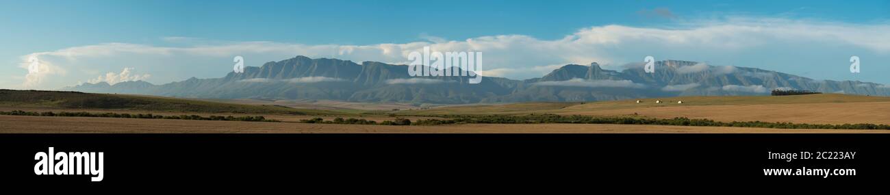 Aziende agricole ai piedi delle montagne Langeberg in Sud Africa Foto Stock