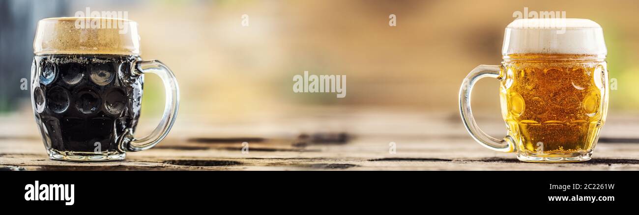 Tazza di birra alla spina scura e chiara, ciascuna su un lato diverso dell'immagine Foto Stock