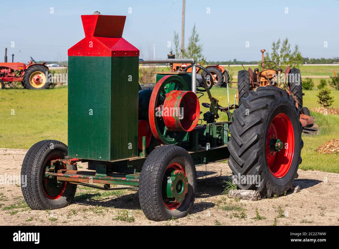 trattore vecchio e storico in un campo Foto Stock