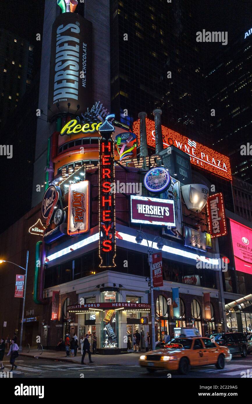 Il negozio mondiale di cioccolato Hershey's a Times Square a New York di notte Foto Stock