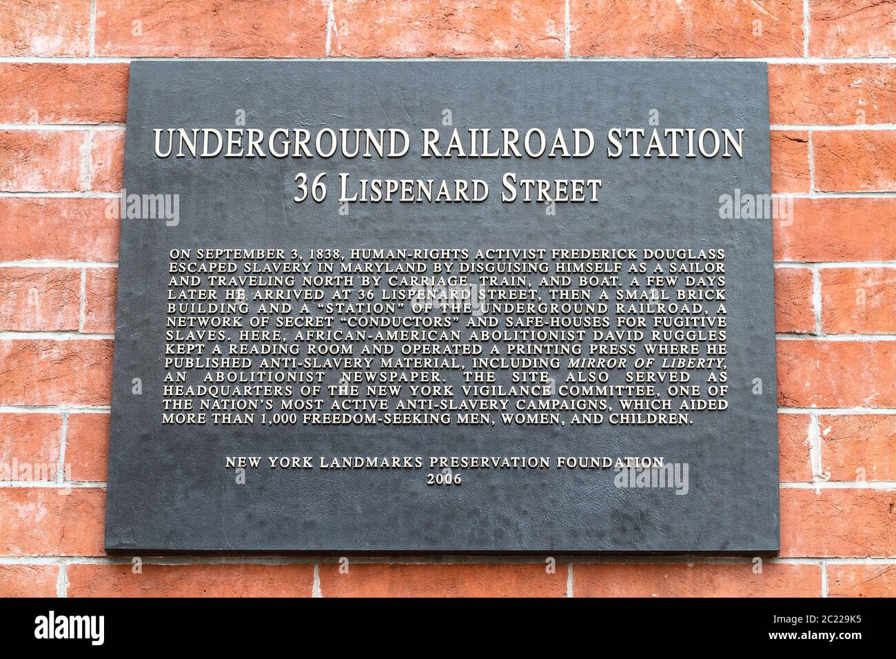 Una lapide commemorativa al 36 di Lispenard Street a Manhattan che afferma che l'edificio era una stazione sulla ferrovia sotterranea Foto Stock