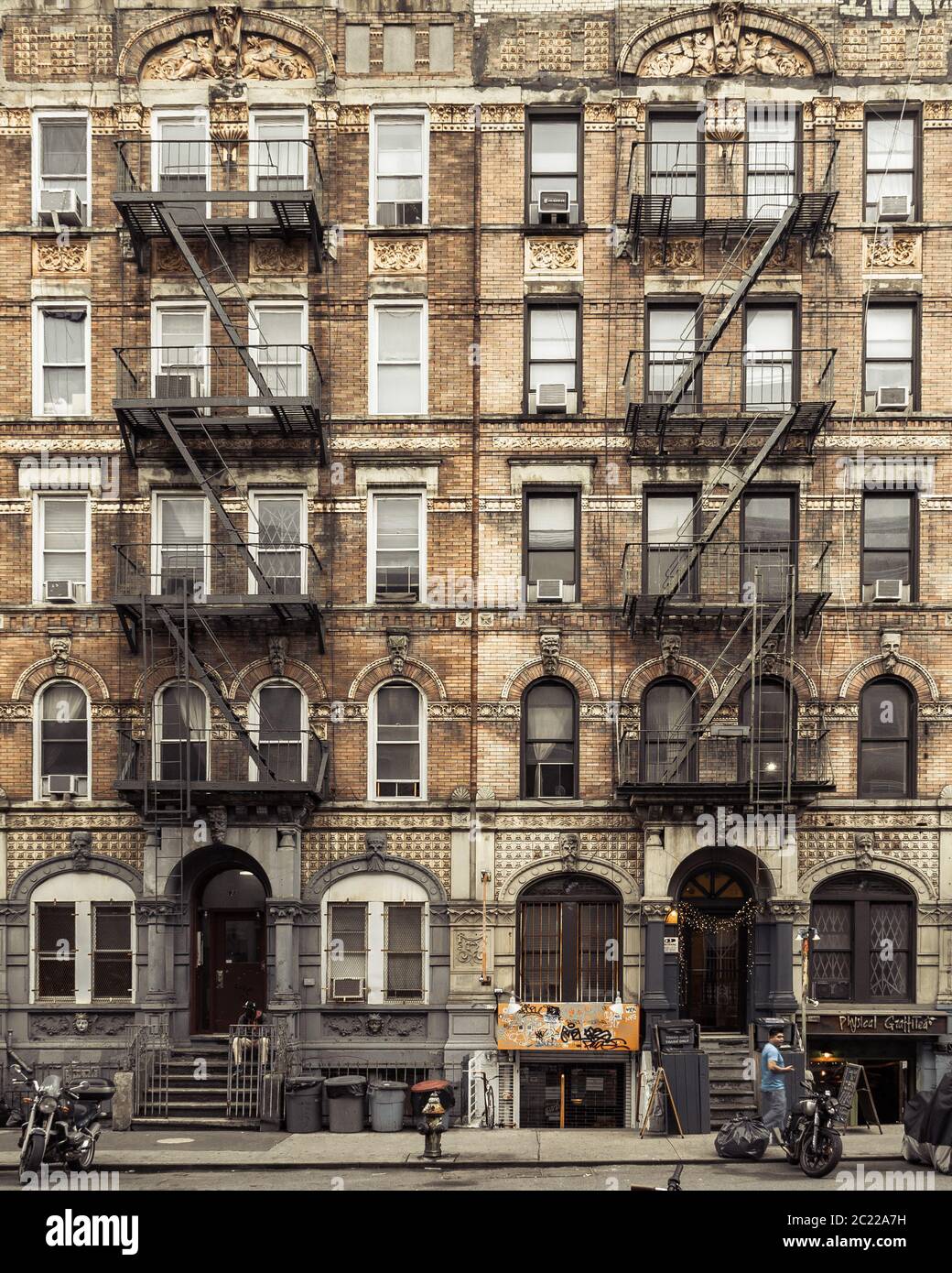 Il tenement si blocca al 96 e 98 St. Mark's Place a New York City, che erano sulla copertina dell'album dei LED Zeppelin Physical Graffiti Foto Stock