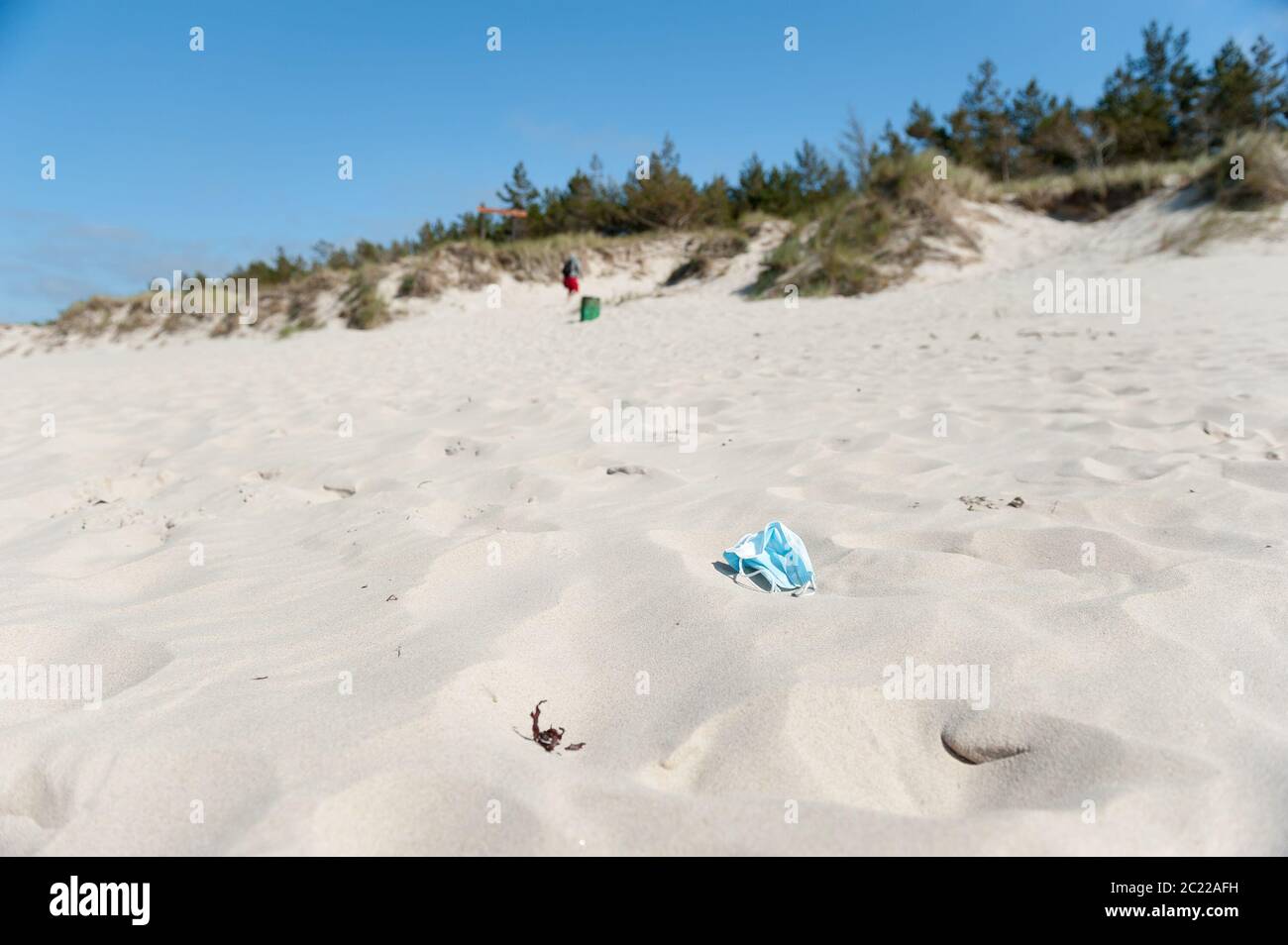 Maschera anti virus su una spiaggia vicino a Łeba, Parco Nazionale Slowiński, Voivodato Pomeraniano, Polonia Foto Stock