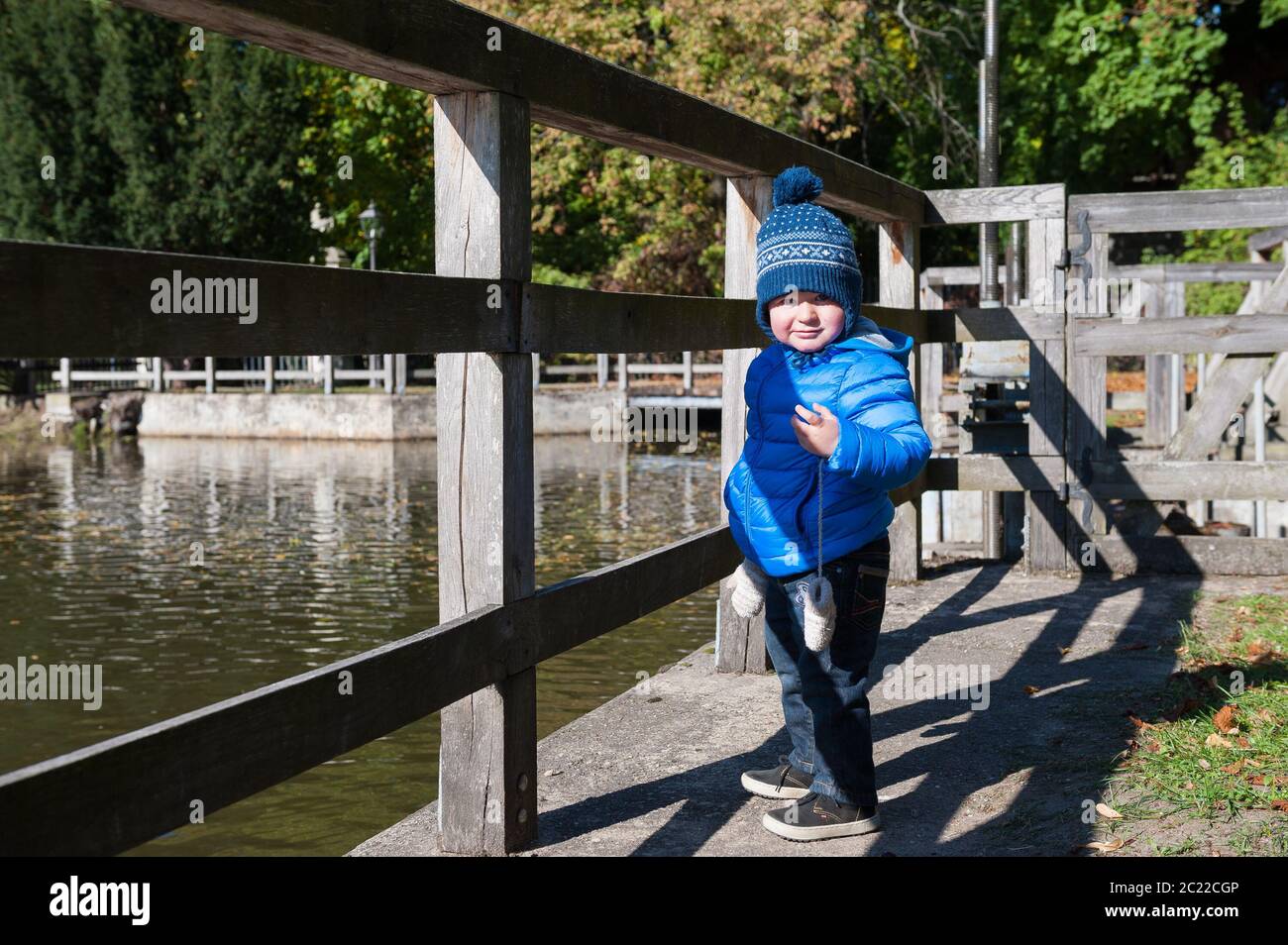 Ragazzo di due anni in un parco vicino al castello di Radziejowice, Voivodato Masoviano, Polonia Foto Stock