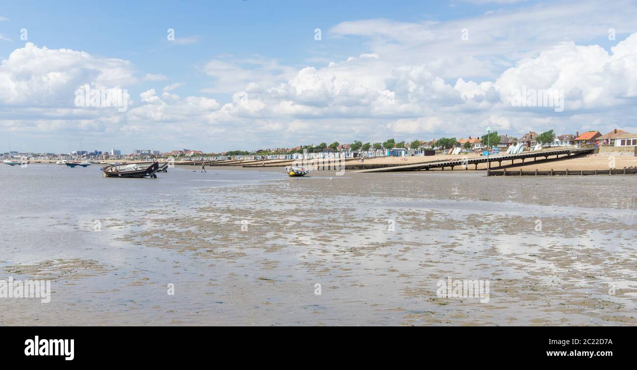 La spiaggia con la marea fuori in una giornata di sole. Shoeburyness, Southend sul mare, Essex Foto Stock