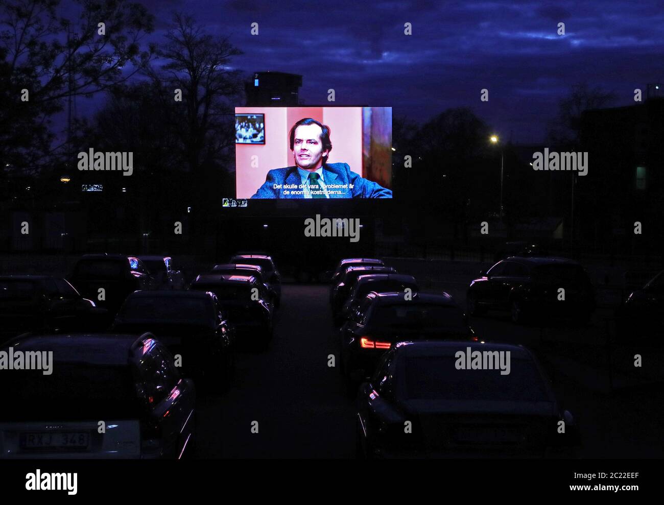 Linkoping, Svezia 20200425 il film "The Shining" di Stanley Kubrick viene proiettato in un drive-in nel centro di Linköping durante la notte di sabato in questi tempi della corona. Il personale dei pattini a rotelle ordina caramelle e popcorn durante il film. Foto Gippe Gustafsson Foto Stock