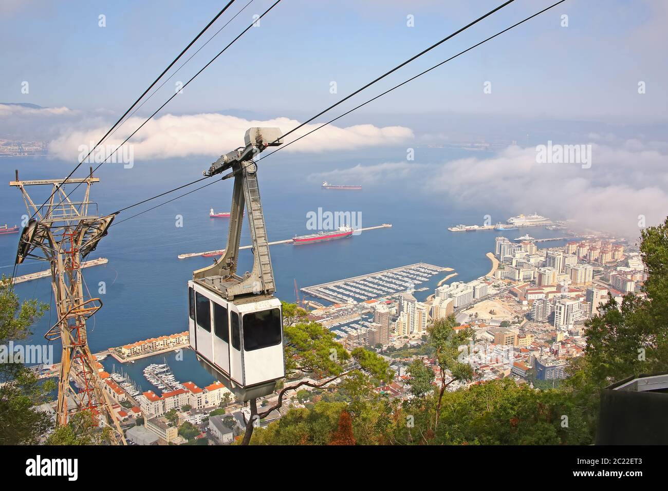 Funivia o tram aereo a Gibilterra, vista dalla roccia in cima alla montagna, Gibilterra. Foto Stock