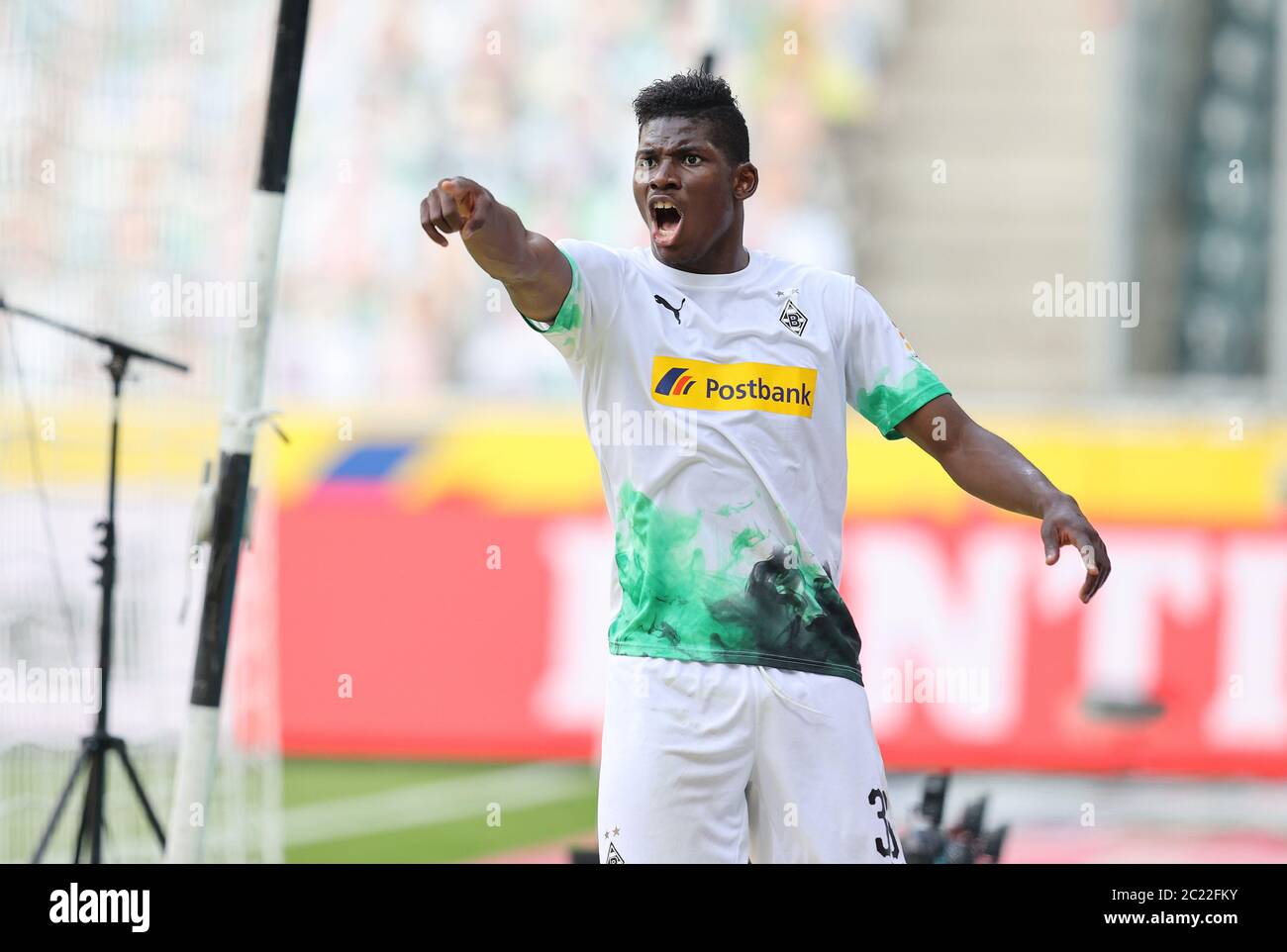 Giubilation Breel MBOLO, Gladbach per 2: 0 primo, sport: Calcio: 1.Bundesliga: Stagione 19/20: 16.06.2020 32nd matchday: VFL Borussia Monchengladbach, Borussia Monchengladbach, Gladbach - VfL Wolfsburg Photo: Jurgen Fromme/firosportphoto/POOL | usage worldwide Foto Stock