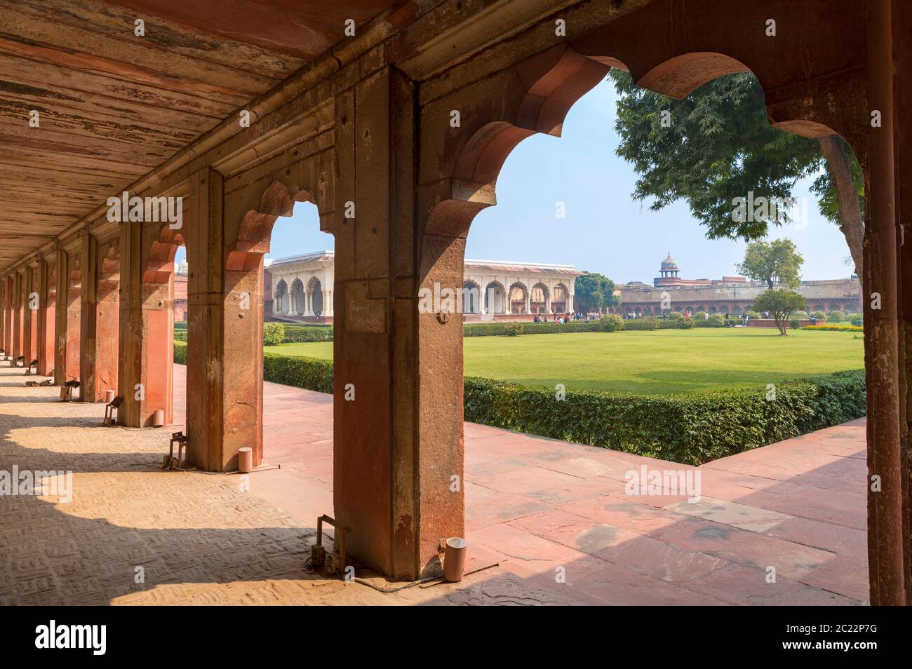 L'interno del Forte di Agra guardando verso il Diwan-i-am (Sala del pubblico pubblico), Agra, Uttar Pradesh, India Foto Stock