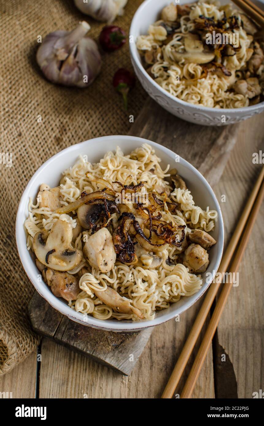 Tagliatelle cinesi con il pollo e la cipolla, semplice e composizione pulita Foto Stock
