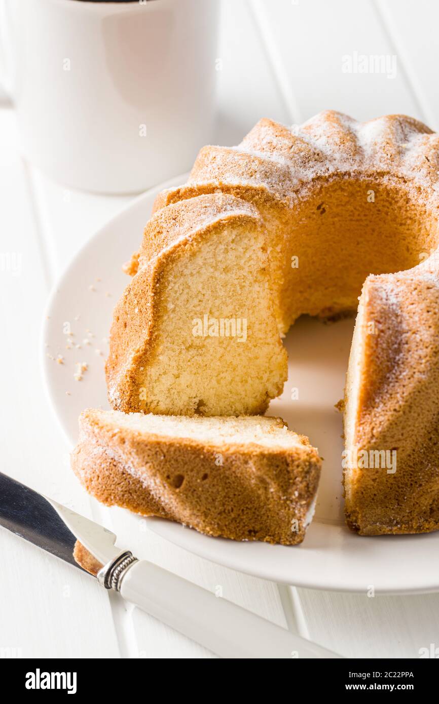 Dolce torta di bundt sulla piastra. Foto Stock