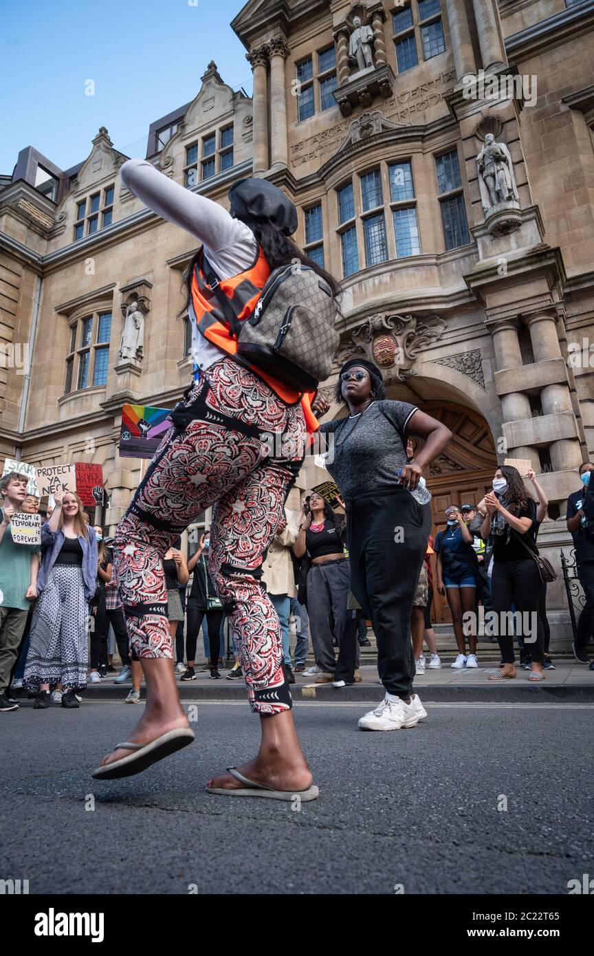 Oxford, Regno Unito. 16 Giugno 2020. Black Lives Matter protesta attraverso Oxford per esercitare pressione sull'Università di Oxford per rimuovere la statua del commerciante di schiavi Cecil Rhodes dall'Oriel College. Credit: Andrew Walmsley/Alamy Live News Foto Stock