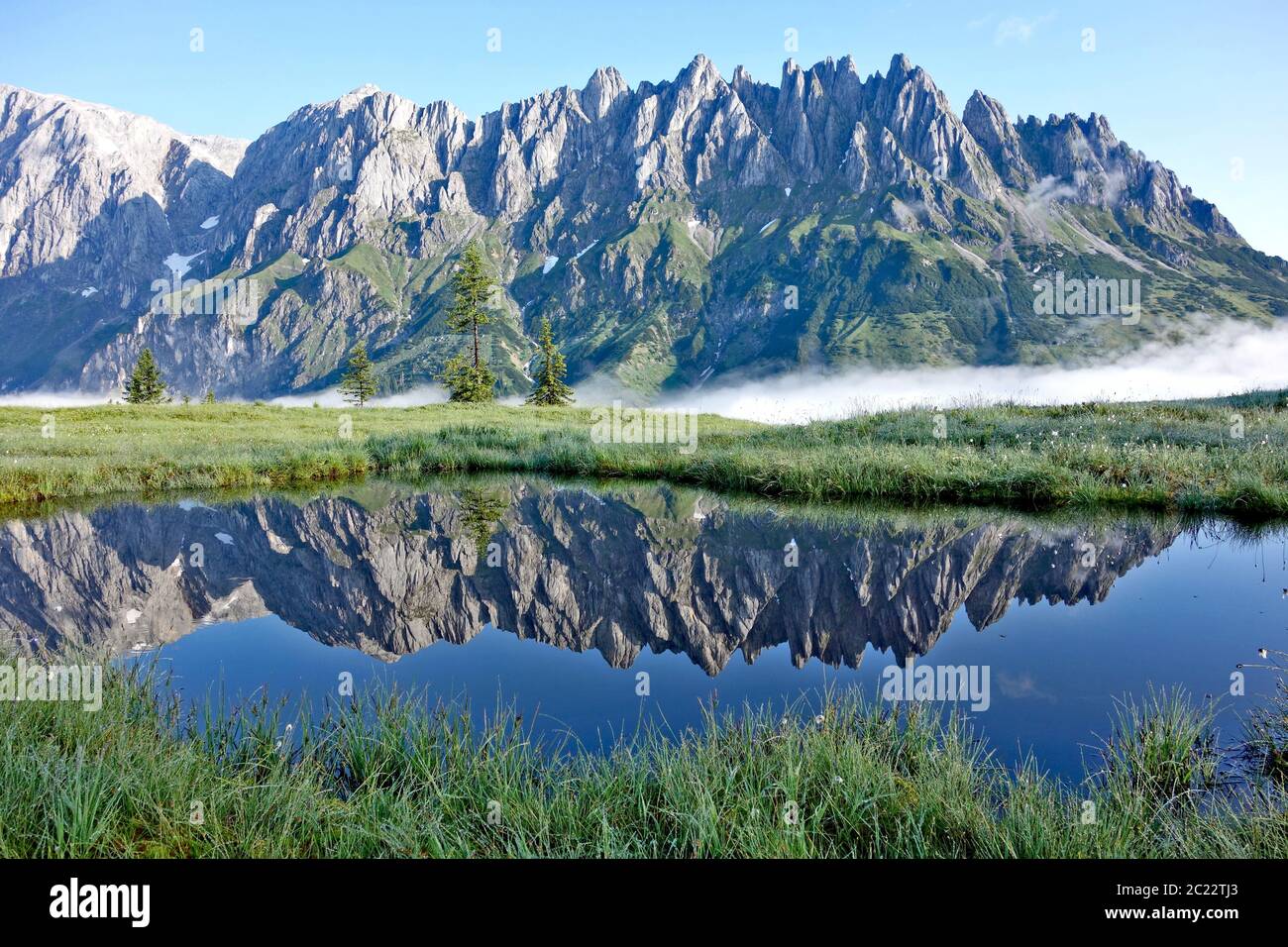 cime montuose rifflicate nel lago di palude Foto Stock