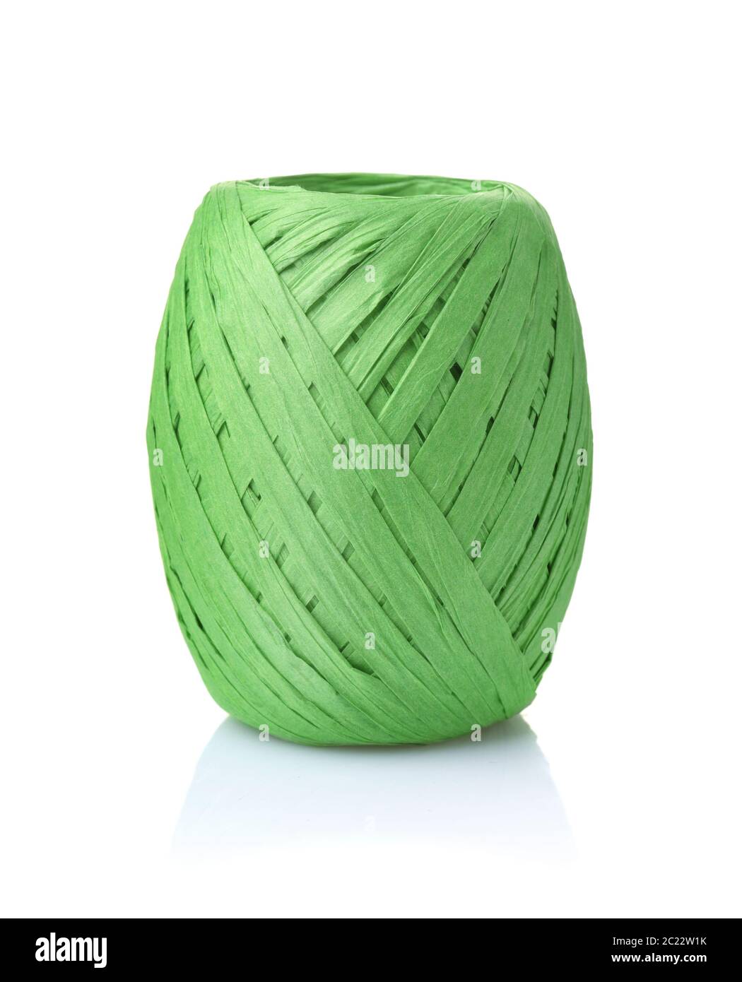 Matassa di nastro di carta di rafia verde isolata su bianco Foto stock -  Alamy