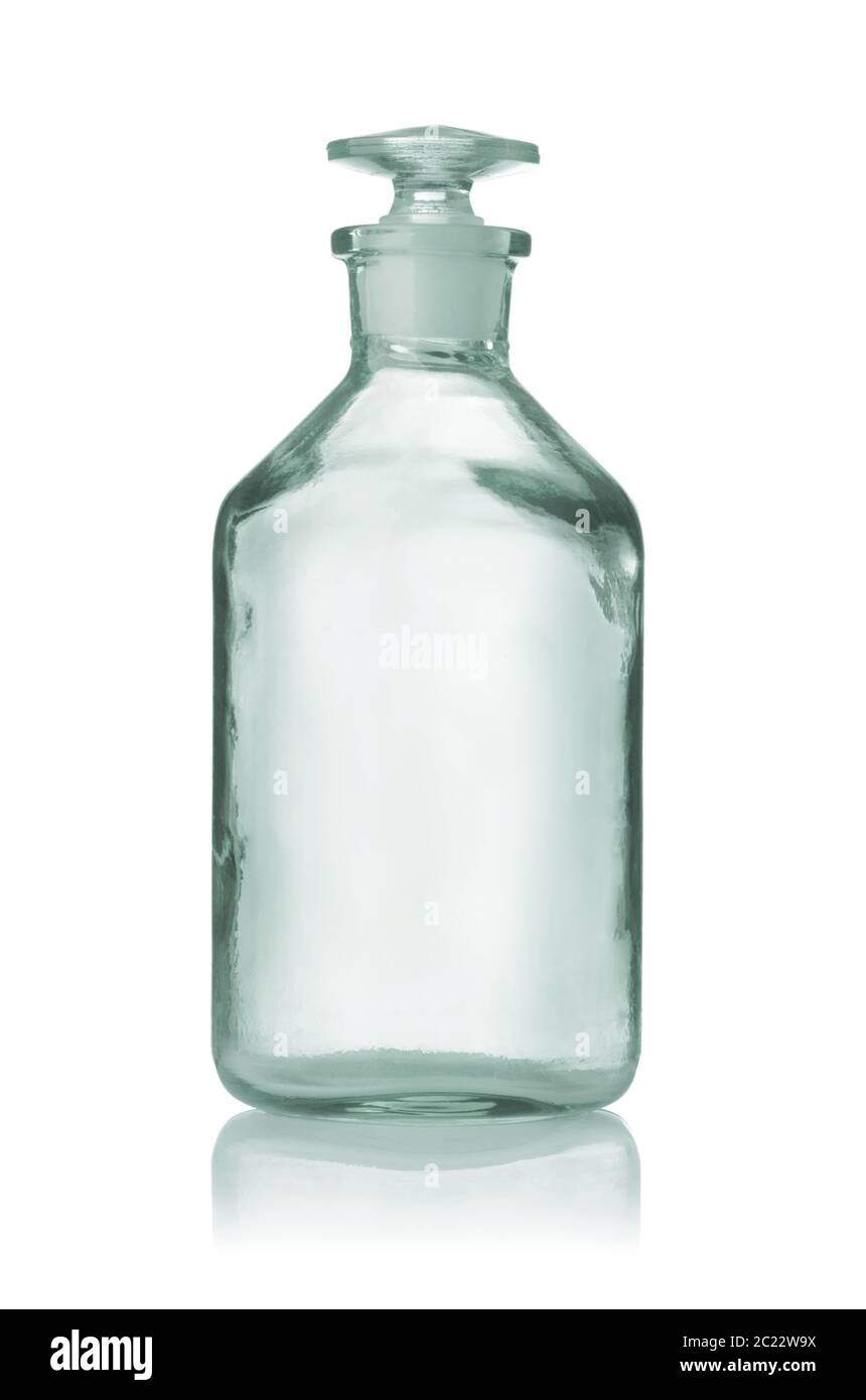 Vista frontale della vecchia bottiglia medica vuota della farmacia con tappo in vetro isolato su bianco Foto Stock