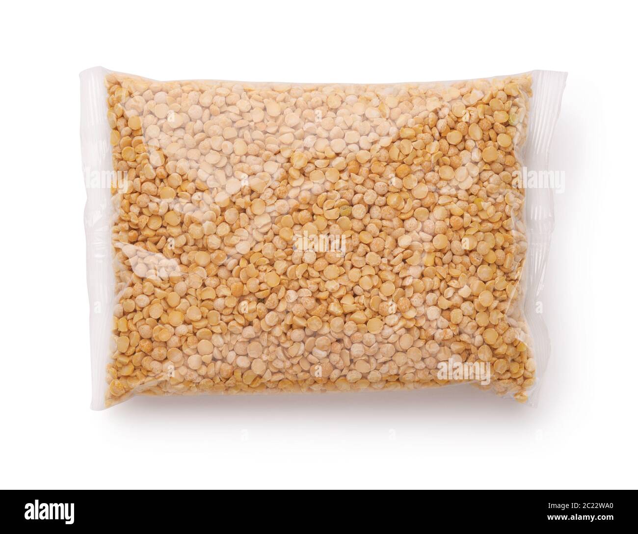 Sacchetto di plastica di piselli spezzati gialli asciutti, isolato su bianco Foto Stock