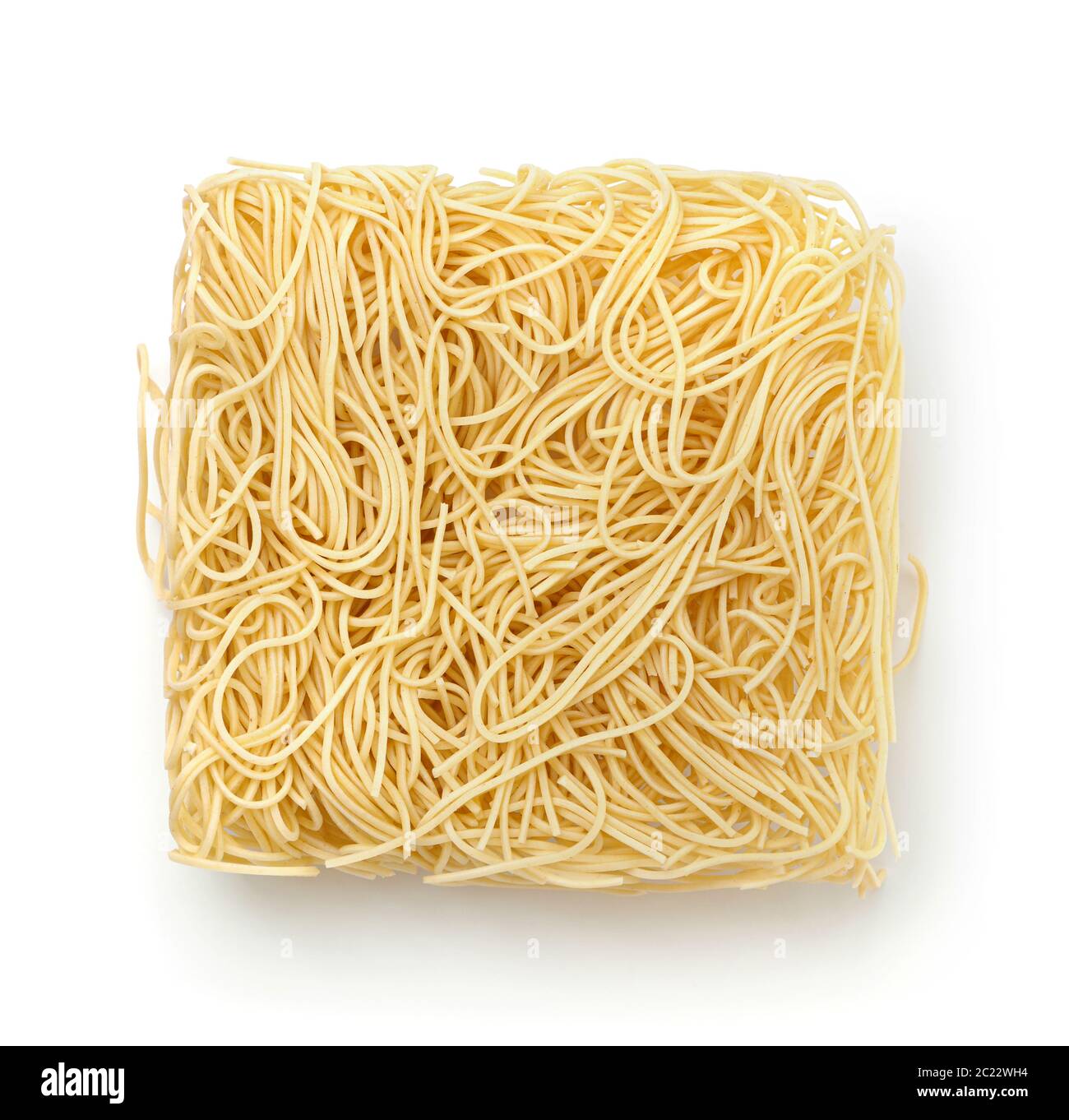 Vista dall'alto di spaghetti rameniti isolati su bianco Foto Stock